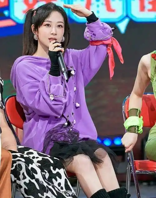 紫色连帽卫衣配黑短裙,双马尾甜美俏皮_的设计_时尚_版型