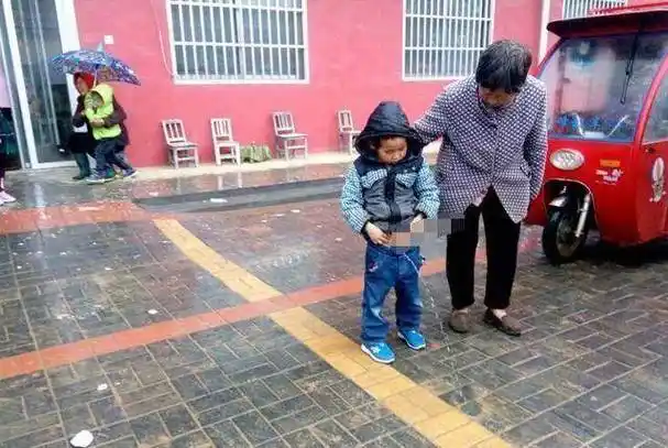 为啥娃都喜欢在幼儿园门口撒尿?