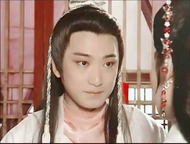 上图是不少人认为他的古装颜值巅峰《霹雳菩萨》石惊天,浓妆下
