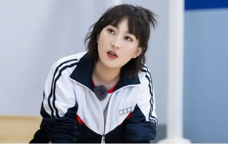 这部开心麻花团综的名字叫做《麻花特开心》,李海银和高海宝都是其中