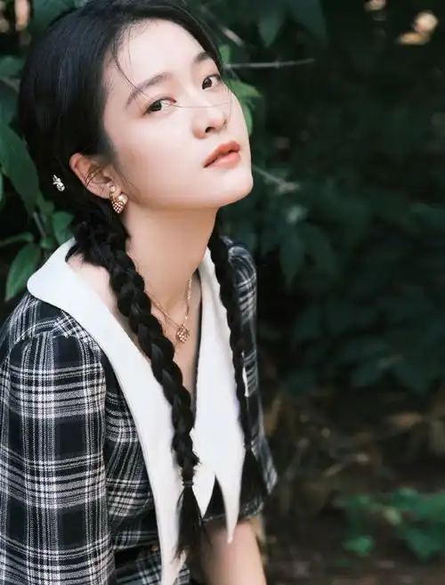 张雪迎黑色格纹裙搭配双麻花辫,变身森系氧气美少女,沁人心脾