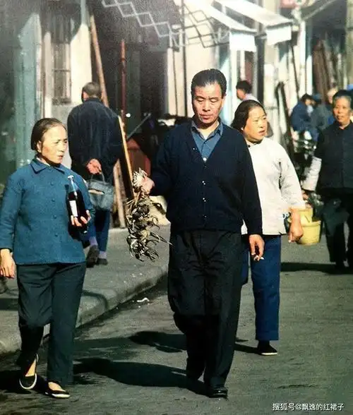 老照片:80年代的爱情与时尚,经历过的人们看了这些场景会泪目_马路