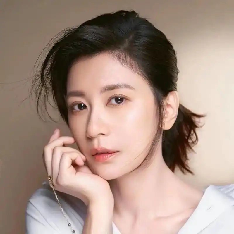 贾静雯撞脸国民媳妇海清?46岁大胆尝试狗啃刘海,网友:不敢认