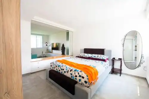 打赌你们没有见过这样的装修,客厅和卧室中间挖个窗洞,来人就夸好