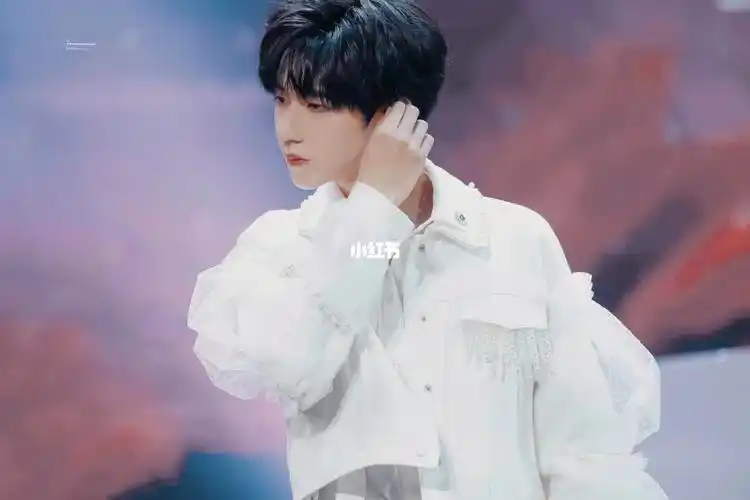 贺峻霖神图壁纸_贺峻霖_壁纸_素材_壁纸