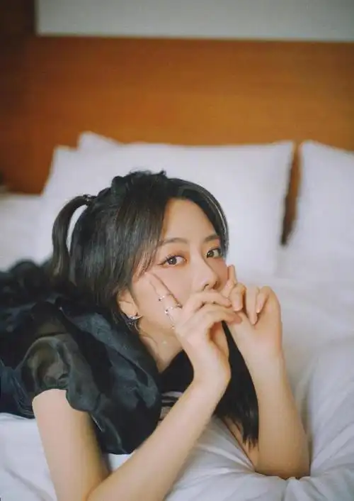 谭松韵穿甜美黑裙太可爱162的身高配上双马尾感觉更像未成年