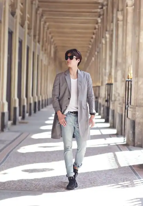 李易峰魅力演绎独特英伦范儿,国外街头西装革履散发成熟男人味!