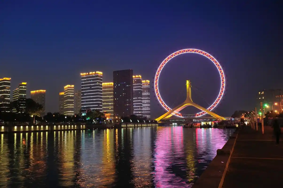 海河夜景 天津海河风景线,宛如一幅长长的风景画卷.