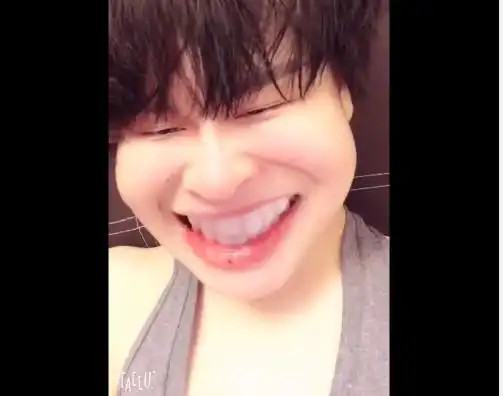 赵本山女儿自黑发丑照调侃自己怎么可以这么美