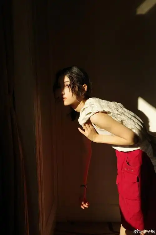 张子枫穿白背心