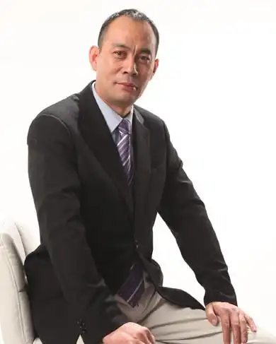 演员张光北现身现身中艺邮币卡交易中心某慈善晚宴活动,作为演艺圈的