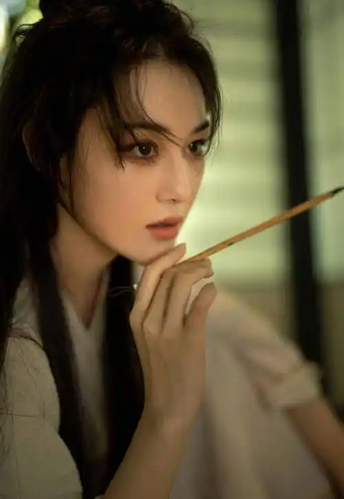 张馨予古装造型,古装元素融合的好完美,有侠女风范_茶杯_眼睛_右手