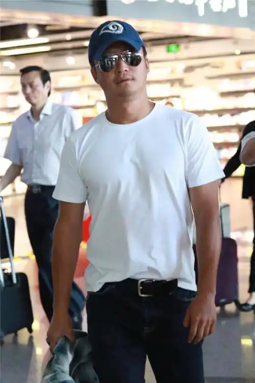 吴京身材不输小鲜肉,简单的白色t恤下难掩发达胸肌,谢楠好眼光