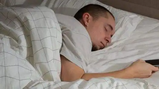 习惯睡觉时将手机放床头,辐射会危害健康吗?可能很多