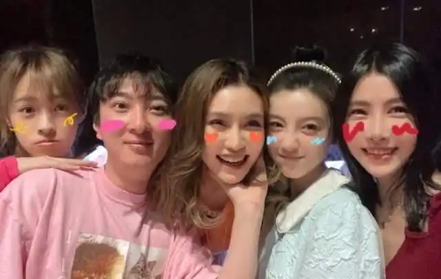 王的盛宴又来了王思聪三亚庆生捏前女友脸合照现场网红如云