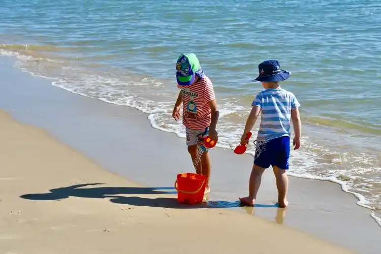 海边戏水的孩子们