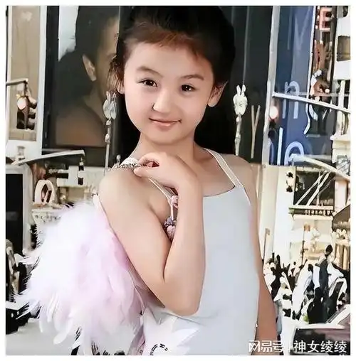 成龙抱着6岁女儿登上春晚长相遭骂退圈出国现在她长成这样