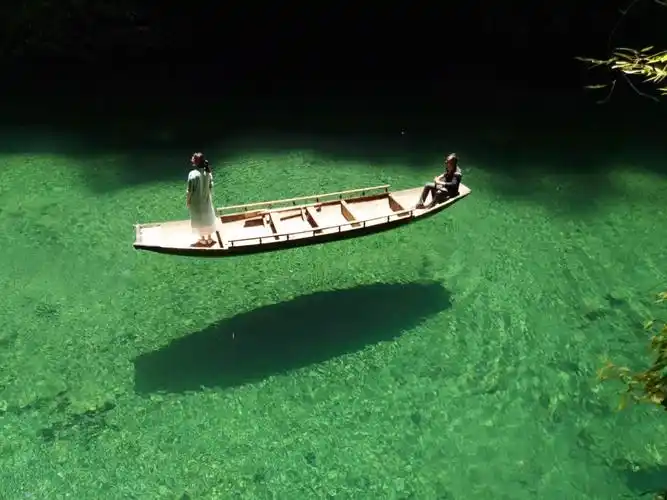 在清澈见底的潭水中轻舟短棹,犹如滑过琉璃,不觉船移