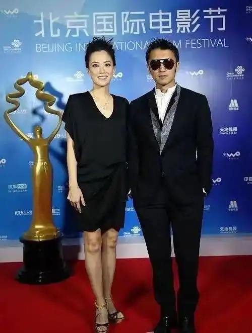 谢霆锋经纪人意外撞脸王菲!