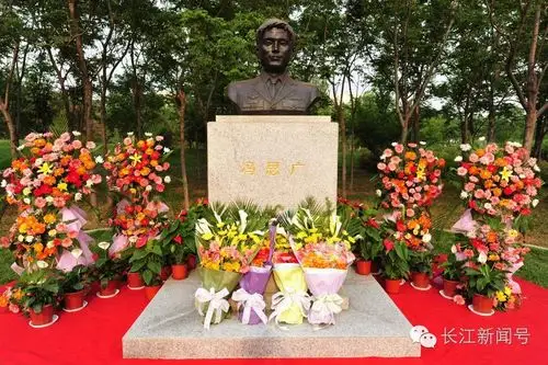 "冯思广牺牲后,获得"空军功勋飞行人员金质荣誉奖章",当选"2011中国