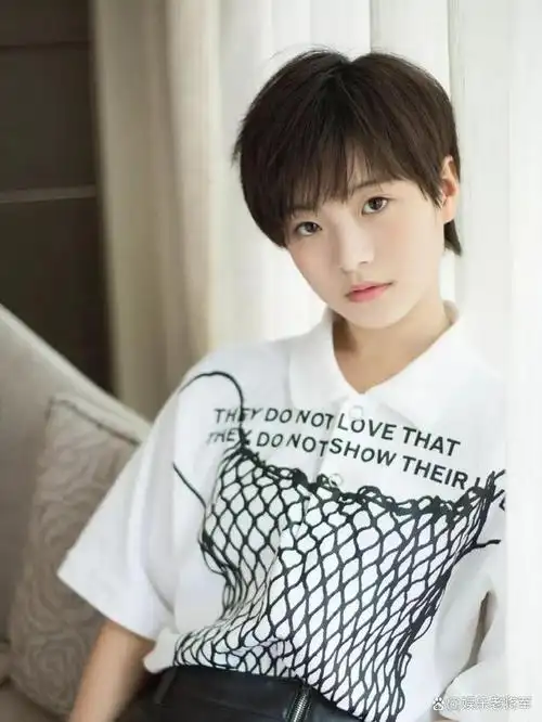 同为京圈公主关晓彤跻身一线为何李庚希被喷资源咖