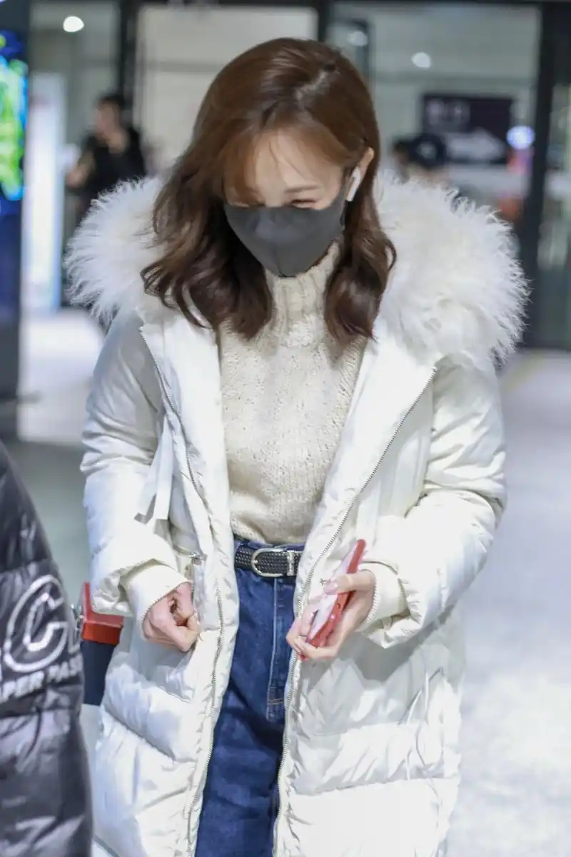 李一桐现身机场