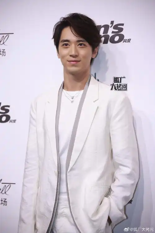 许魏洲纯白西装