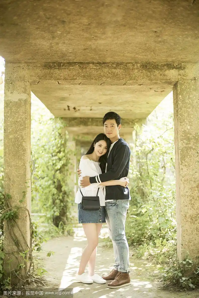 穿着休闲装的情侣拥抱的照片