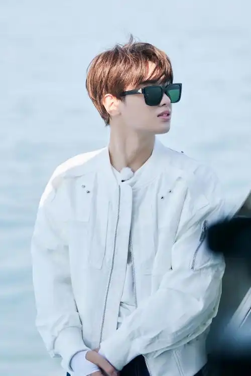 黄明昊超话·#黄明昊极限挑战#本季节目来到尾声,在海边和哥哥们迎接