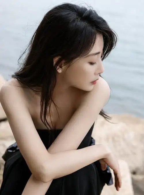 殷桃黑色抹胸连衣裙写真展示美丽容颜楚楚动人