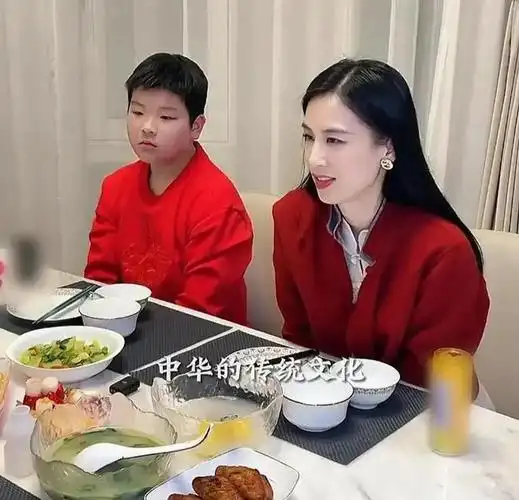 杨子一家四口豪宅过节黄圣依为老公系围裙秀恩爱大儿子很拘谨