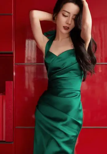 迪丽热巴美出新高度,墨绿色长裙演绎性感和优雅,真的太好看了_腾讯