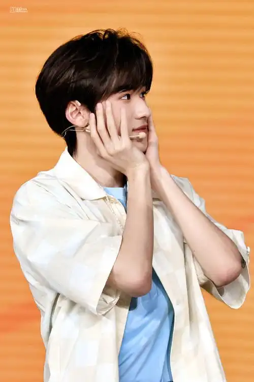 宋亚轩康师傅冰红茶品牌代言人##时代少年团夏日清爽穿搭##今日星拍