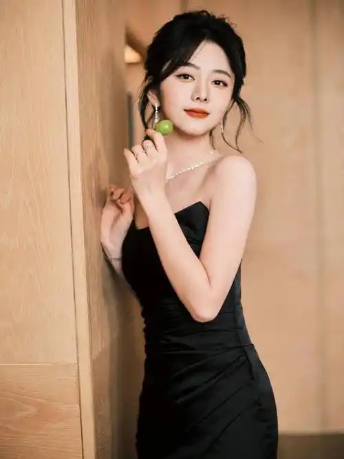 被谭松韵惊艳了!穿白色抹胸裙凸显傲人身材,换个风格差点认不出