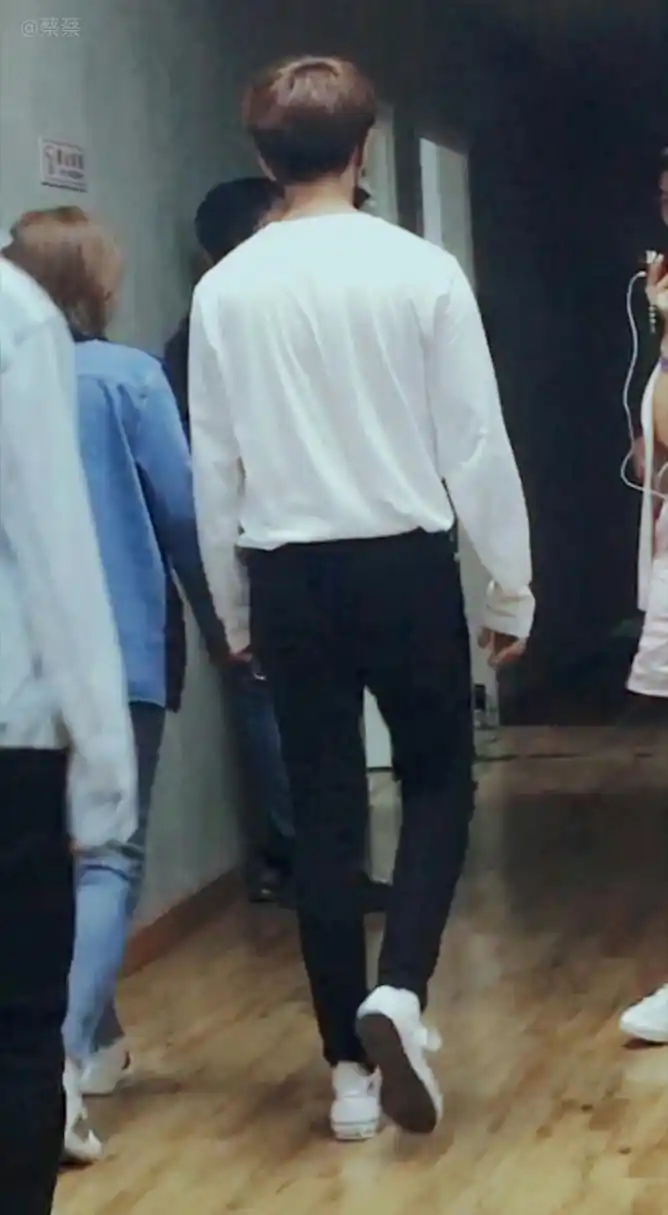 任嘉伦# 连背影都这么好看