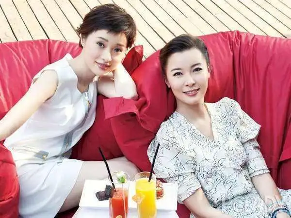 而现实中,陆亦可的扮演者柯蓝身份背景惊人,也有着4段复杂感人的爱情