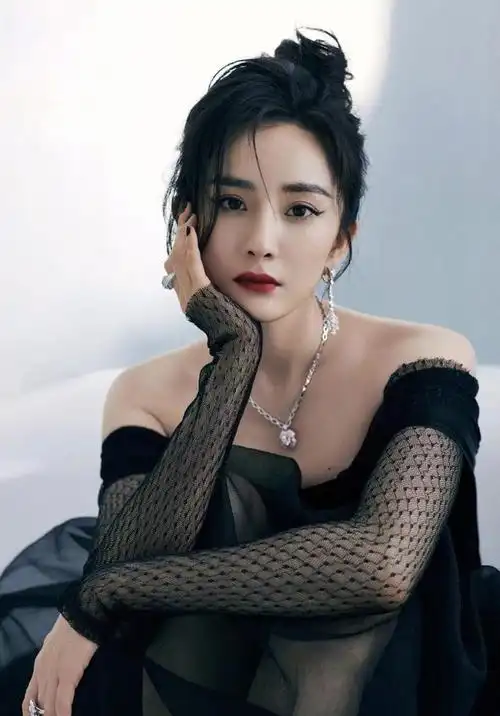 "时尚女王"杨幂:高颜值大长腿,一身白色绸缎连衣裙尽显名媛气质