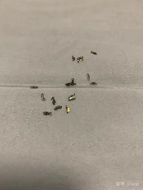 割完包皮一个月,钛钉一颗没掉,而且还有一点点肿,有时候包皮还是会