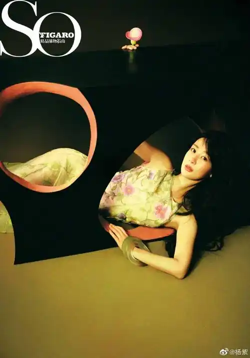 杨紫《精品购物指南》杂志封面,完美的身材展现出了轻熟女孩的无限魅