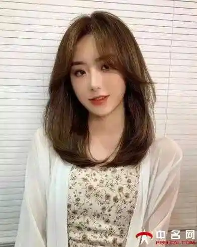 2021年最新款中长发发型2021最受欢迎的中长发发型