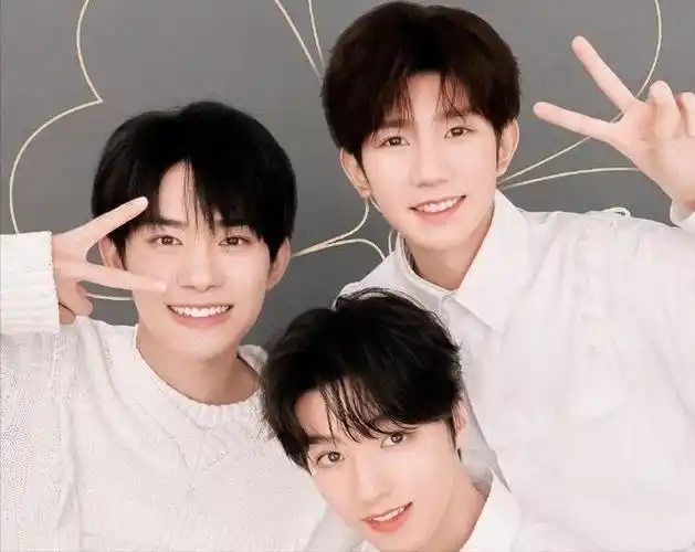 tfboys一周年到来,铃花送上祝福.