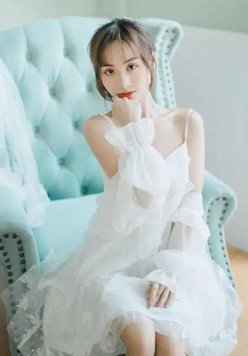 极品美女丰满诱人蕾丝吊带裙写真