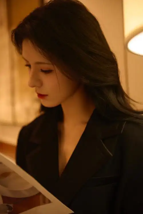 张予曦黑色西装怼脸拍