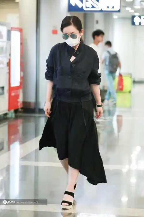 秦海璐黑色系套装走路带风吹来成熟性感的魅力