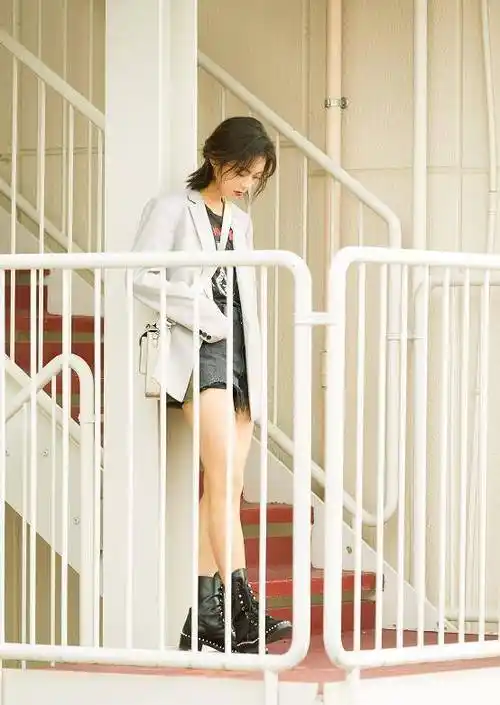 赵今麦才17岁就这么会穿,羊角辫配短裙俏皮可爱,长相太优越了_时尚