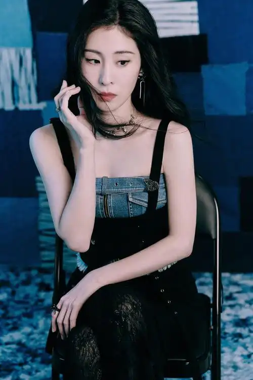 张碧晨身穿牛仔胸衣搭配设计感长裤,尽情绽放肆意姿态,率性利落