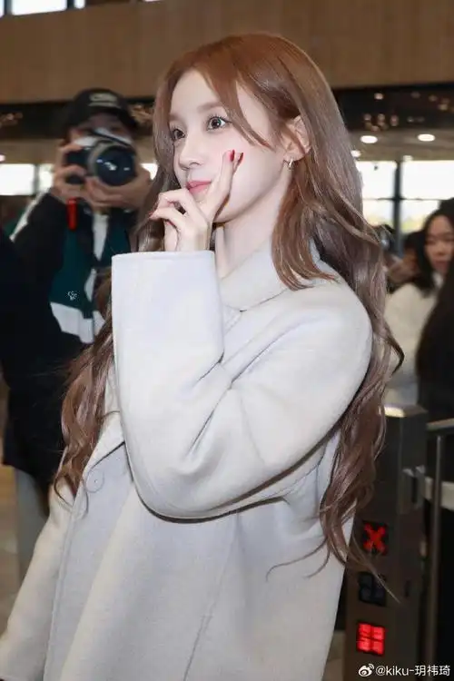 作为如今韩流乐坛唯一自作曲女团的成员,宋雨琦在田小姐的影响下,开始