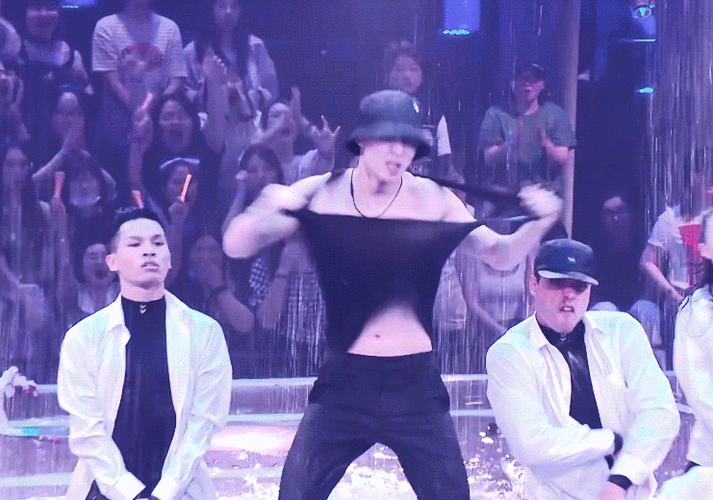 张艺兴核兴舞器战队,上演水上街舞,网友:撕扯,脱衣服,太炸了