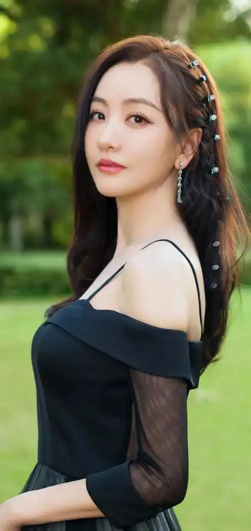 杨蓉绝美时刻身高不够身材来凑内娱最美性感花瓶