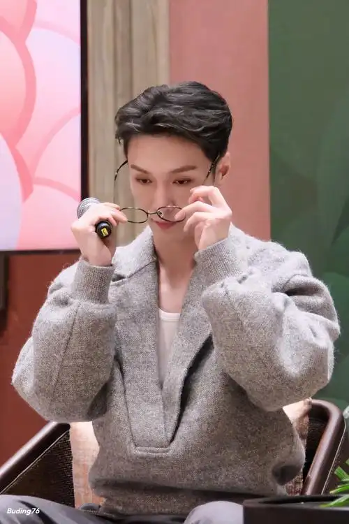 一组戴眼镜请把眼镜焊在脸上@张艺兴(视频等合适的时候再发吧)230824